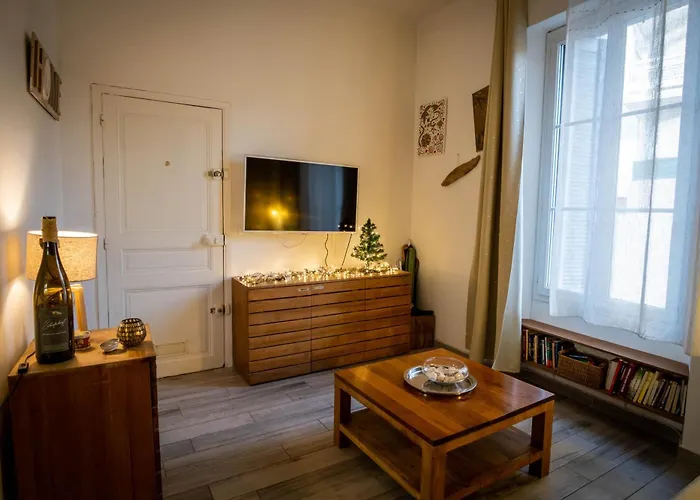 Lägenhet Tres Cosy Avec Cour Cannes
