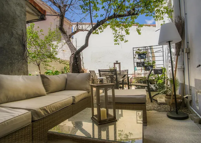 Tres Cosy Avec Cour Cannes